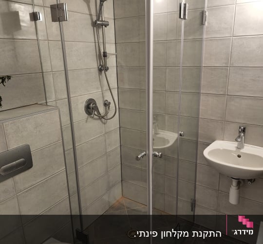 מקלחון זכוכית עם ראש מקלחת מתכתי